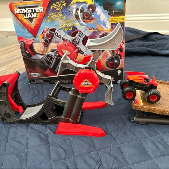 Monster Jam Dragon Playset and red Stunt dial playset - Picture 12 of 13